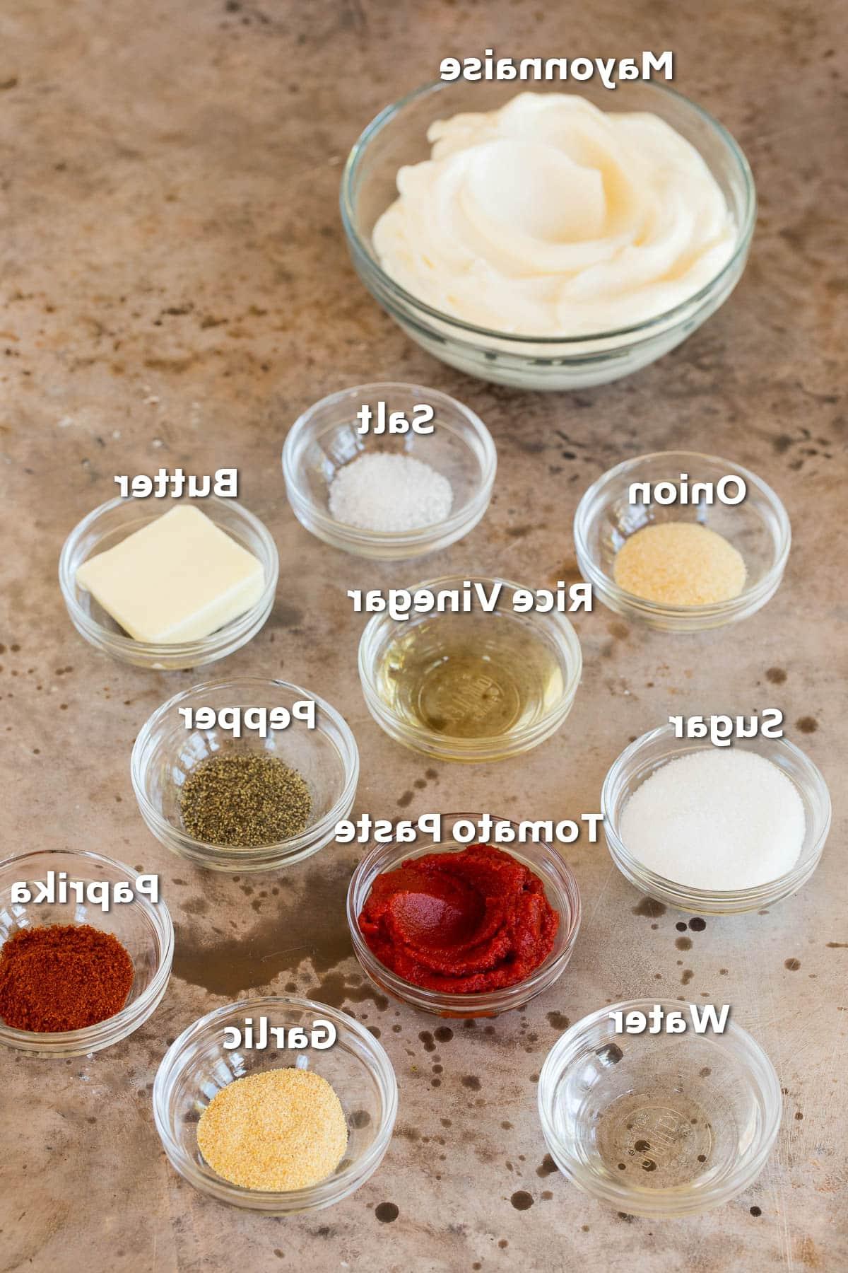 Yum Yum Sauce Rezept 3 Schalen mit Zutaten wie Mayonnaise, Tomatenmark und Gewürzen.