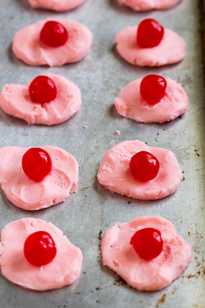 Schokolierte Kirschen Rezept | Kirsch-Pralinen | Kirsch-Bonbons #schokolade #süßigkeiten #dessert #kirsche #sweets #ahurt Scheiben Kirschfüllung mit einer Maraschino-Kirsche obendrauf.