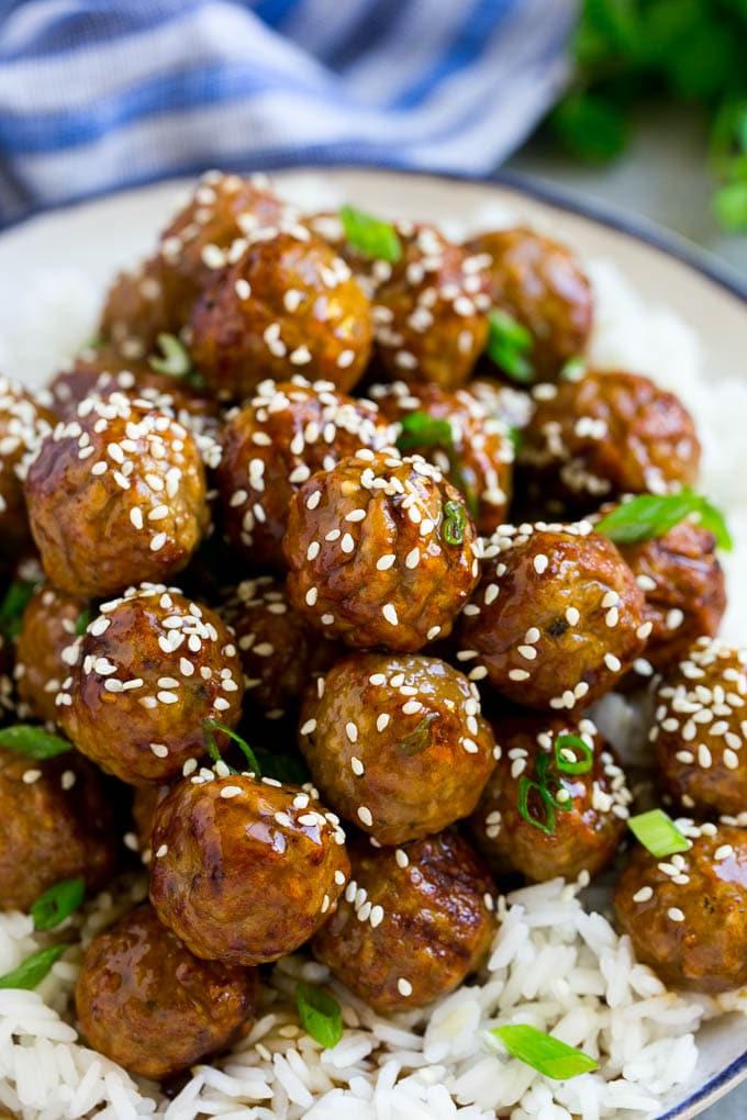 Teriyaki Hackbällchen Rezept | Asiatische Hackbällchen | Einfaches Hackbällchen Rezept | Vorspeisen Hackbällchen #hackbällchen #teriyaki #rindfleisch #reis #abendessen #abendessenimzoo Saftige Hackbällchen, großzügig mit glänzender, selbstgemachter Teriyaki-Soße übergossen und mit Sesamsamen bestreut, bereit zum Servieren.