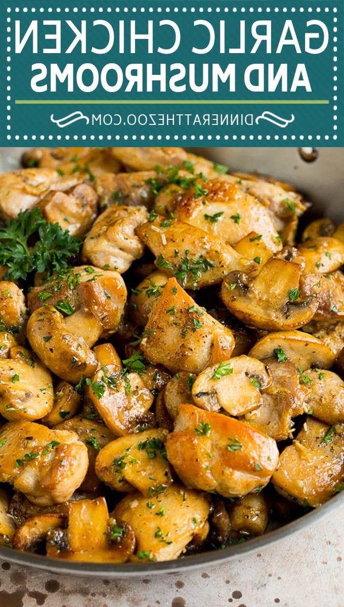 Knoblauch-Butter-Hähnchen und Champignons – ein einfaches und köstliches Gericht. Angebratenes Hähnchen und sautierte Champignons, bedeckt mit einer reichhaltigen Knoblauch-Butter-Kräutersauce, perfekt für ein Familienessen.
