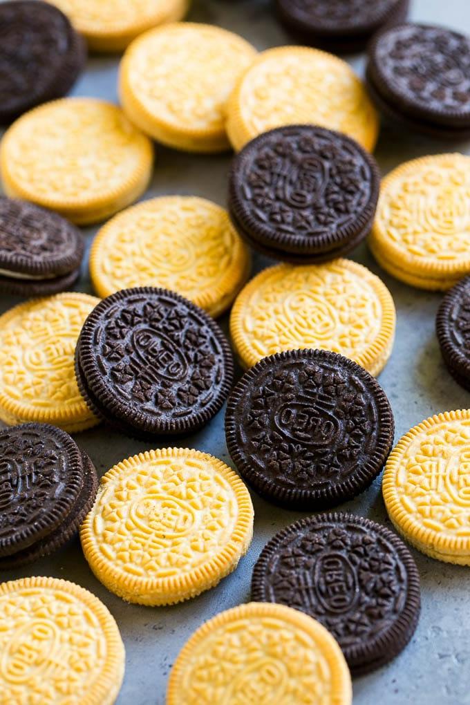 Schoko-Oreos Rezept | Oreo Kekse | Schokoladenüberzogene Oreos #oreo #kekse #schokolade #streusel #dessert #ahurt Schokoladen- und Vanillekekse.