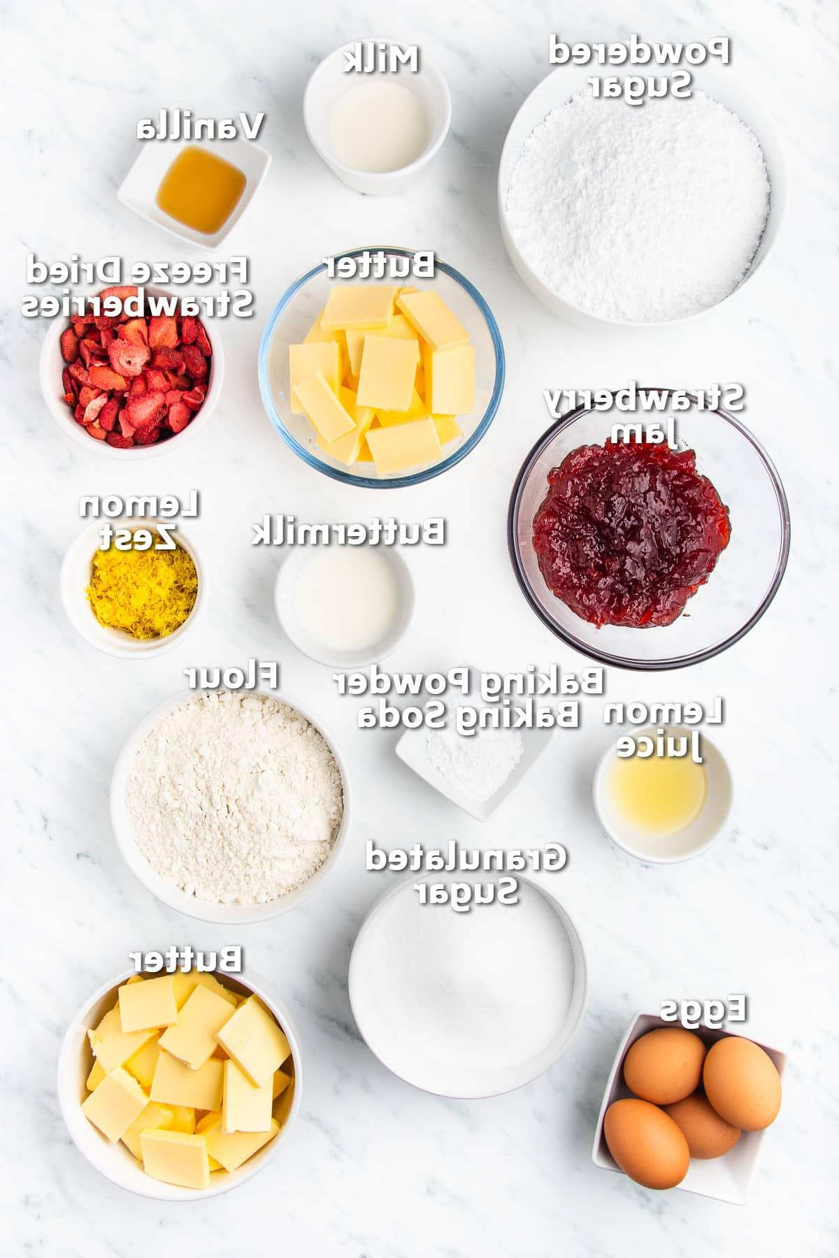Erdbeer-Zitronen-Kuchen 3 Schalen mit Zutaten wie Butter, Mehl, Zucker, Milch, Eiern und Erdbeermarmelade.