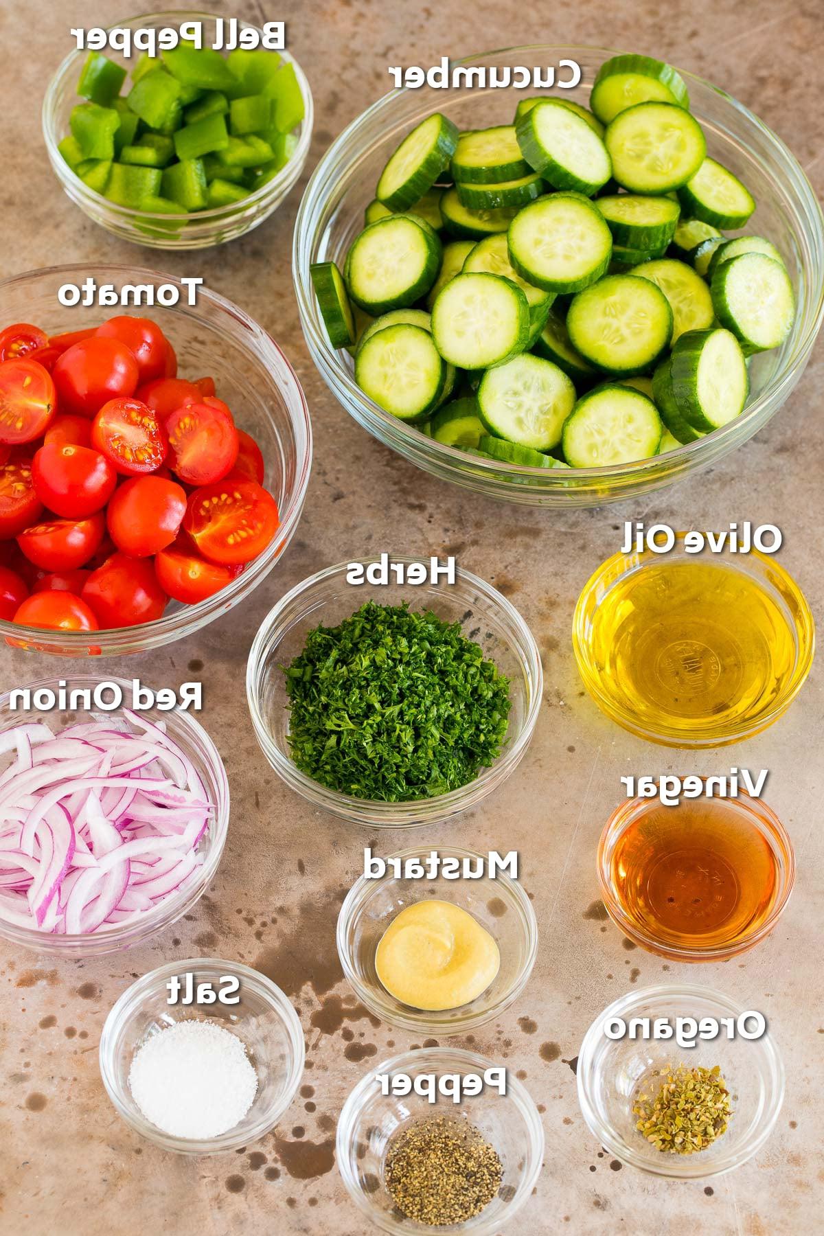 Gurken-Tomaten-Salat 3 Zutaten in Schüsseln, darunter Gurke, Tomate, Kräuter und Gewürze.
