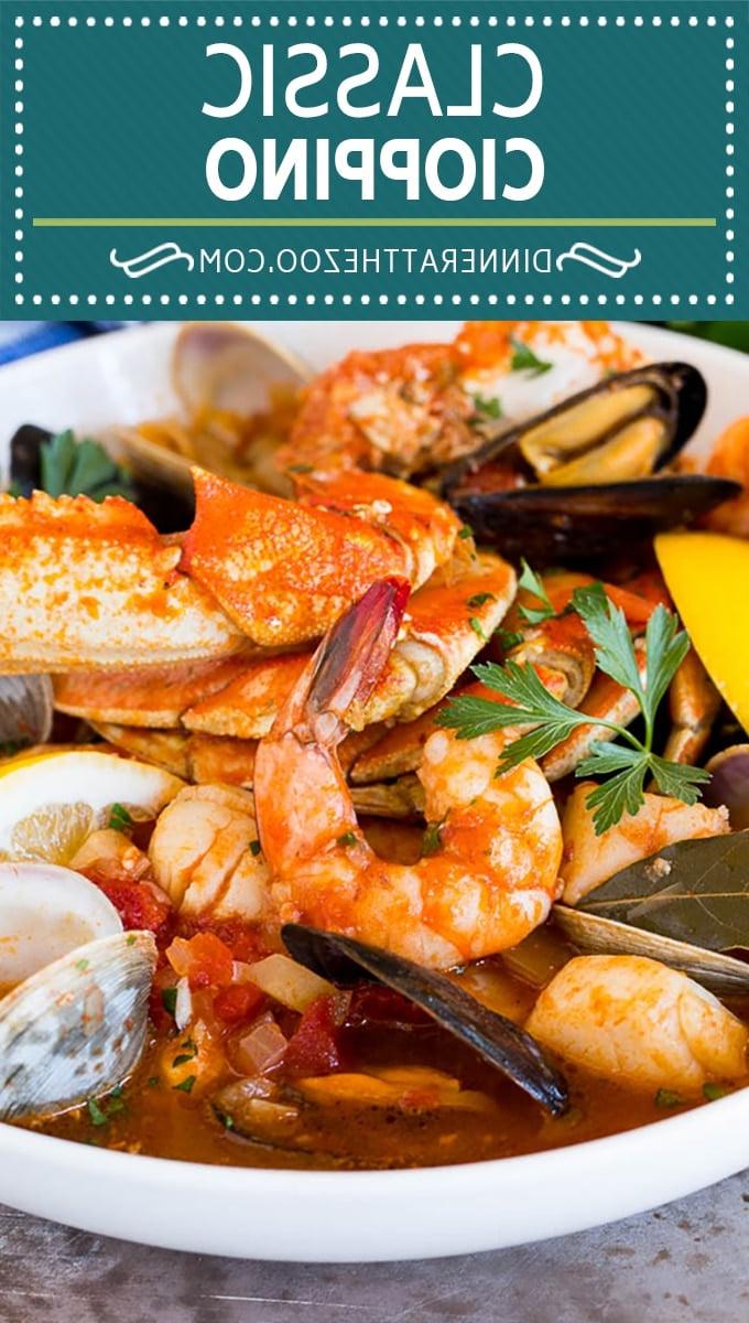 Ein reichhaltiges Cioppino, prall gefüllt mit einer köstlichen Mischung aus Meeresfrüchten in tomatiger Soße. Nahaufnahme eines Cioppino mit verschiedenen Meeresfrüchten, die in der tiefroten Tomatenbrühe schwimmen und zum Genießen einladen.