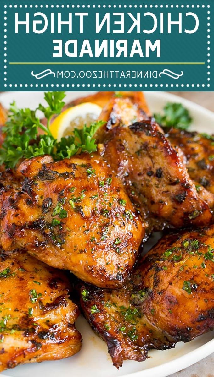 Hähnchenschenkel Marinade für Grill und Ofen Zwei perfekt marinierte Hähnchenschenkel, bereit zum Kochen, glänzend von der frischen Kräutermarinade.