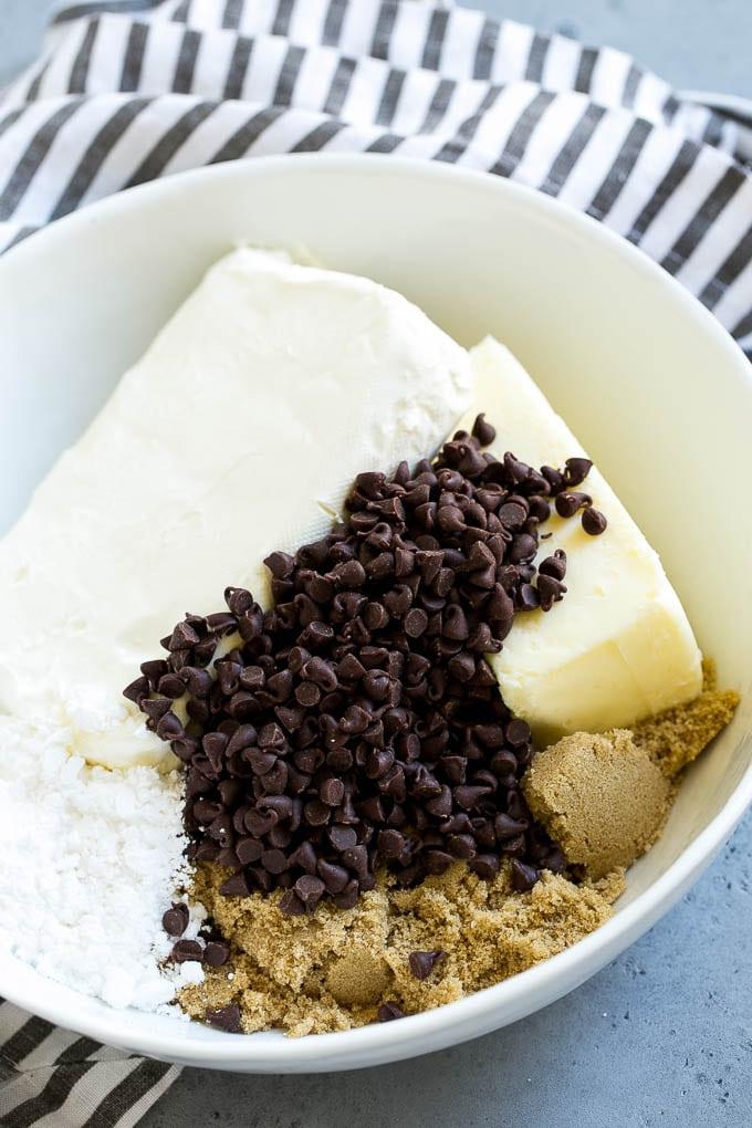 Cookie Dough Dip Rezept | Essbarer Cookie Dough | Schoko-Chip-Keks-Dip #cookies #dip #cookiedough #dessert #snack #ahurt Zutaten wie Butter, Frischkäse, Schokostückchen und brauner Zucker.