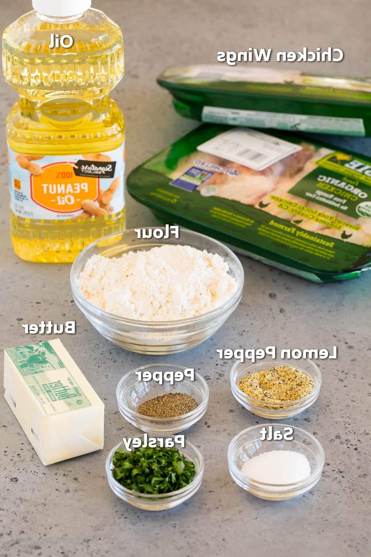 Zitronenpfeffer-Flügel 3 Zutaten, darunter Hähnchenflügel, Butter, Mehl und Gewürze.