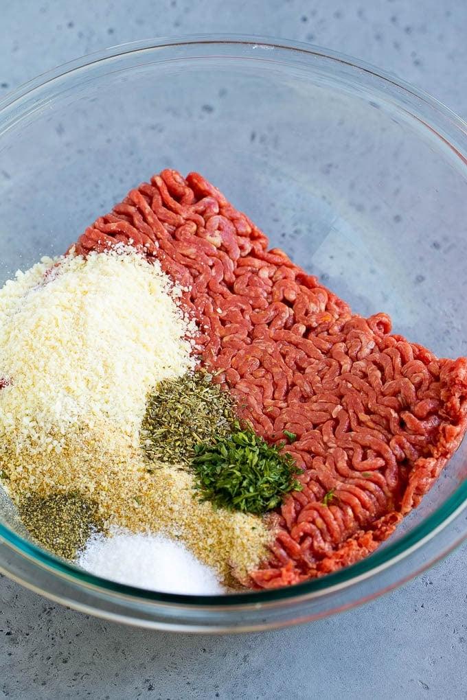 Italienische Frikadellensuppe Rezept | Fleischbällchensuppe | Rinderhackbällchen #fleischbällchen #rind #suppe #italienisch #abendessen #ahurt #wohlfühlessen Rinderhackfleisch, Semmelbrösel, Petersilie, Kräuter und Parmesan in einer Rührschüssel.