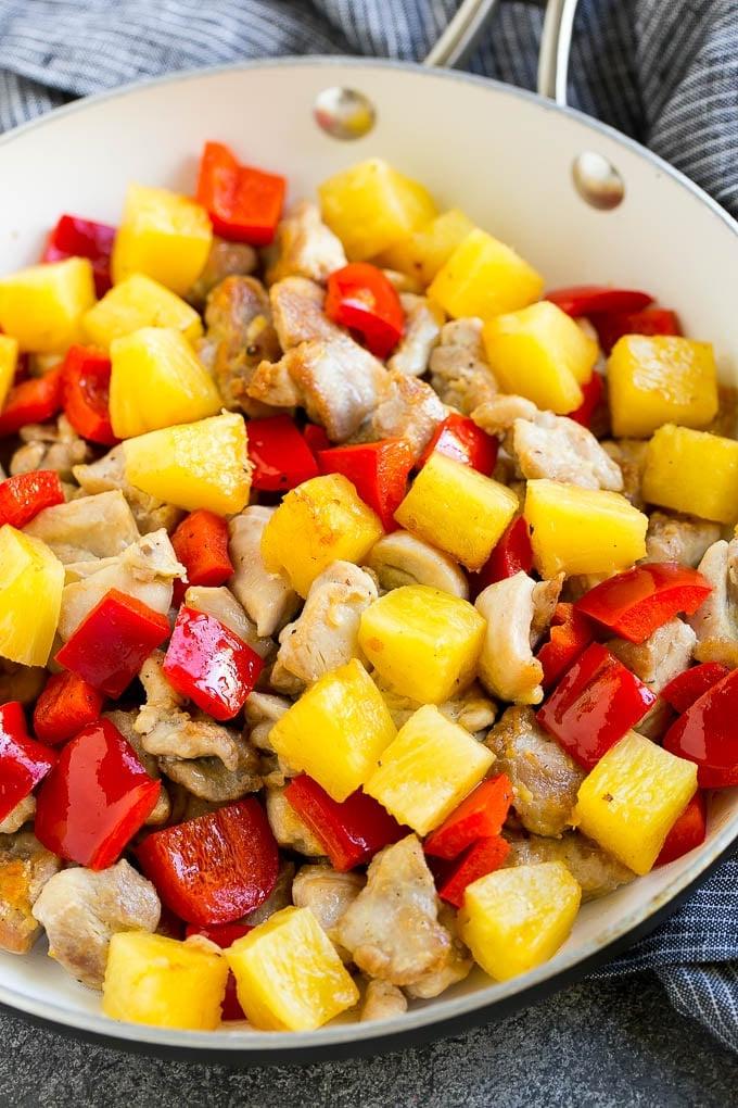 Ananas-Hähnchen | Hawaiianisches Hähnchen | Hähnchen Stir Fry #ananas #hähnchen #abendessen #stirfry #abendessenzuHause Eine Pfanne mit gekochtem Hähnchen, Ananas und roten Paprikaschoten.