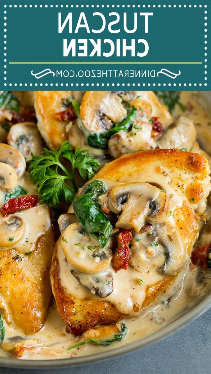 Reichhaltiges Toskanisches Hähnchen für ein schnelles Abendessen Nahaufnahme von cremigem toskanischem Hähnchen, bedeckt mit Parmesan-Soße, Pilzen, sonnengetrockneten Tomaten und Spinat.