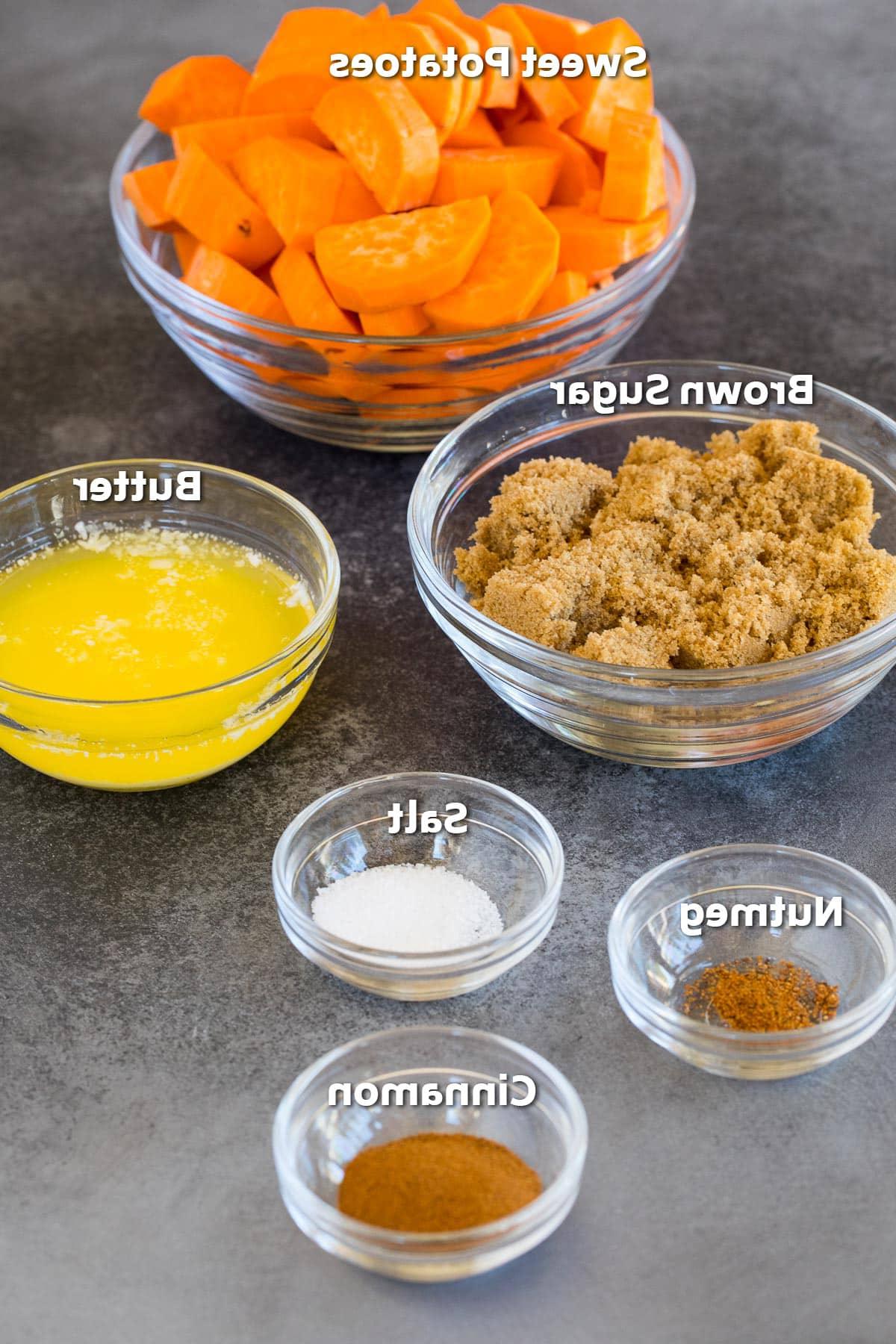 Kandierte Süßkartoffeln 3 Schüsseln mit Zutaten, darunter Süßkartoffeln, Butter, brauner Zucker und Gewürze.