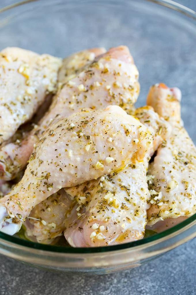 Rezept für Gebackene Hähnchenschenkel | Gebratene Hähnchenschenkel | Knoblauch-Kräuter-Hähnchen #abendessen #hähnchen #knoblauch #glutenfrei #lowcarb #keto #cleaneating #ahurt Eine Schüssel mit Hähnchenschenkeln in einer Knoblauch-Kräuter-Marinade, bereit zum Marinieren.