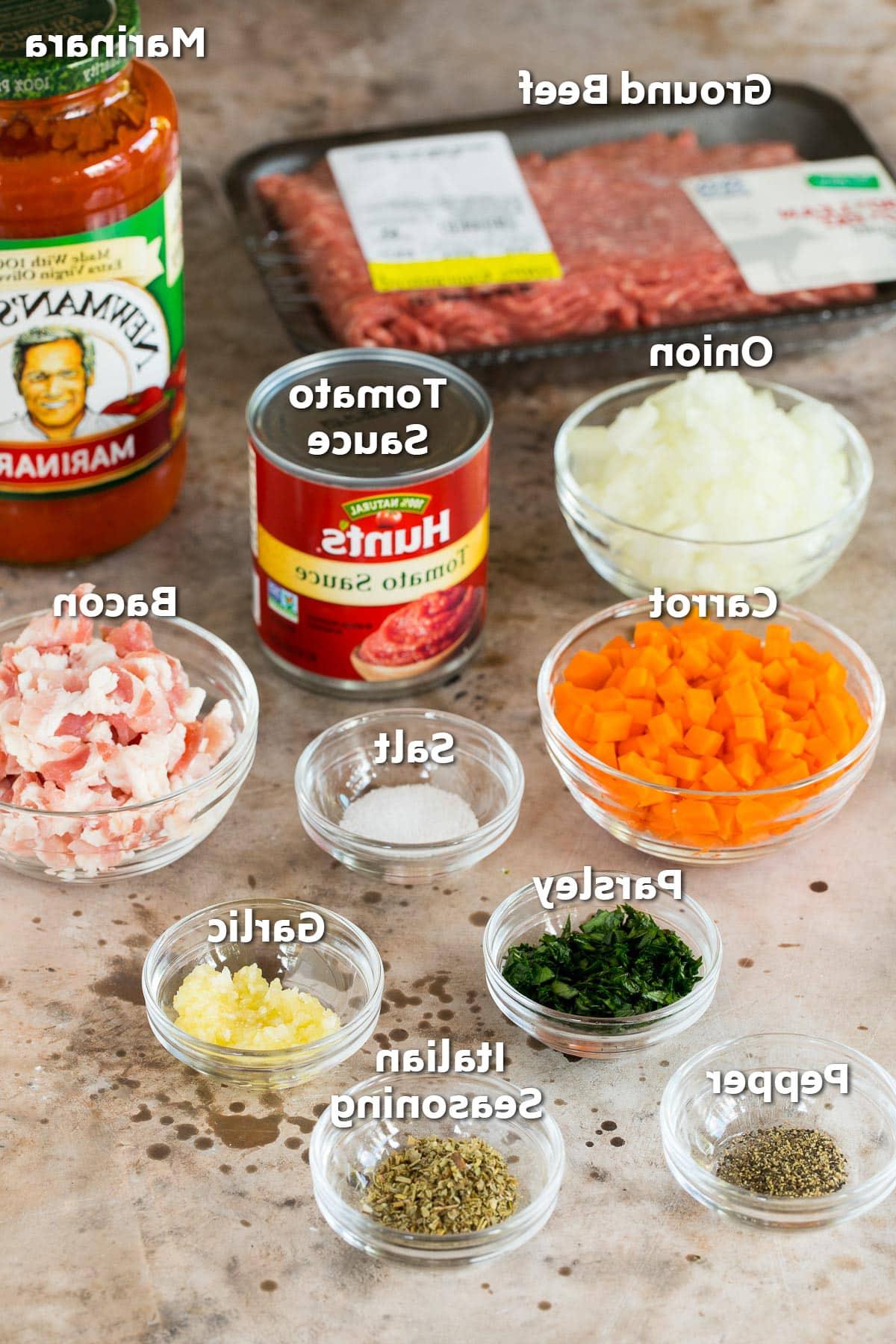 Schongarer-Bolognesesoße 3 Zutaten wie Rinderhackfleisch, Speck, Gemüse und Marinara-Sauce.