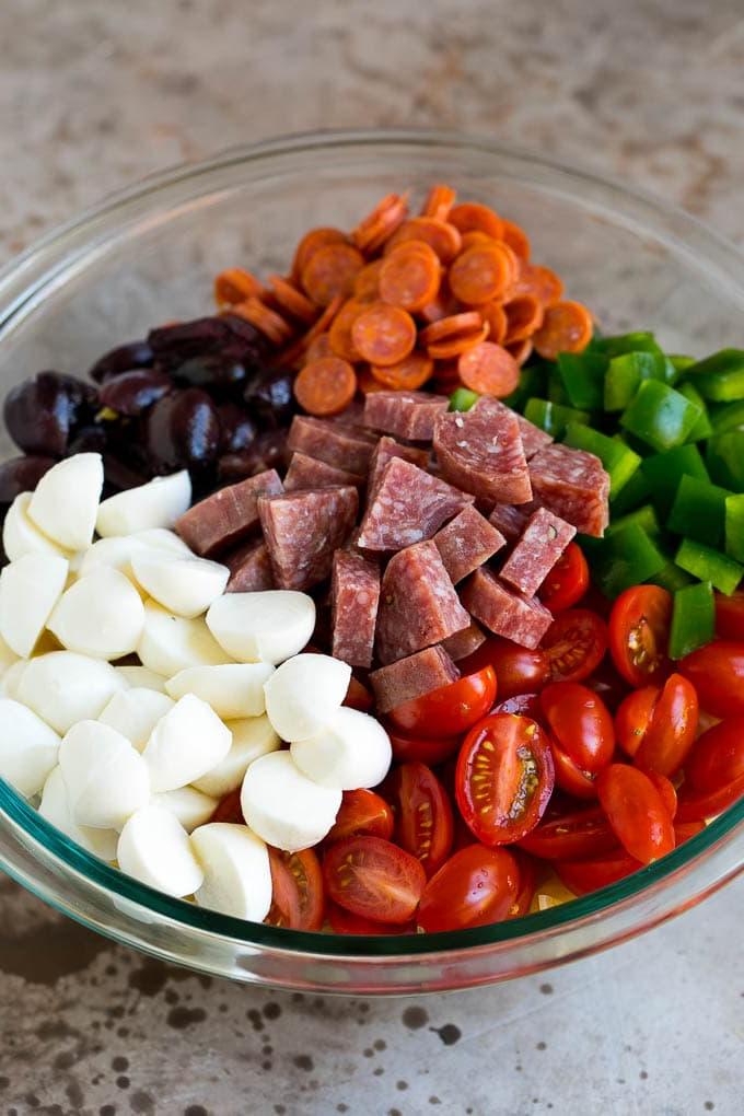 Italienischer Nudelsalat | Nudelsalat Rezept #Nudeln #Salat #Nudelsalat #Peperoni #Salami #Oliven #Käse #Beilage #Abendessen Eine Schüssel Nudeln, Mozzarella-Bällchen, Kirschtomaten, Paprika und Oliven.