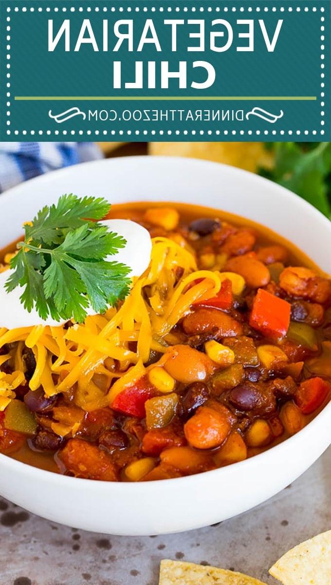 Dieses vegetarische Chili vereint bunte Gemüsesorten, zwei Bohnenarten und Tomaten zu einem sättigenden Gericht. Ein köstliches vegetarisches Chili, reich an Gemüse und Bohnen.