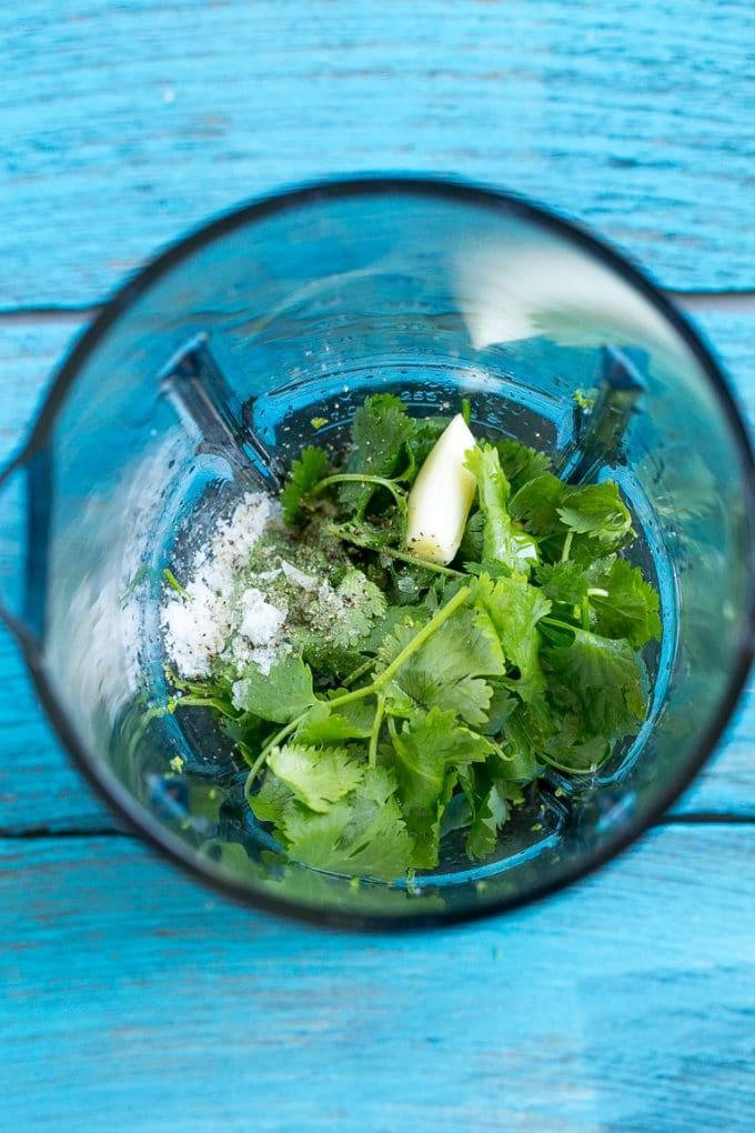 Koriander-Limetten-Hähnchen | Gegrilltes Hähnchen #hähnchen #grillen #koriander #limette #abendessen #ahurt Ein Mixer gefüllt mit Korianderblättern, Knoblauch, Limettensaft und Olivenöl.