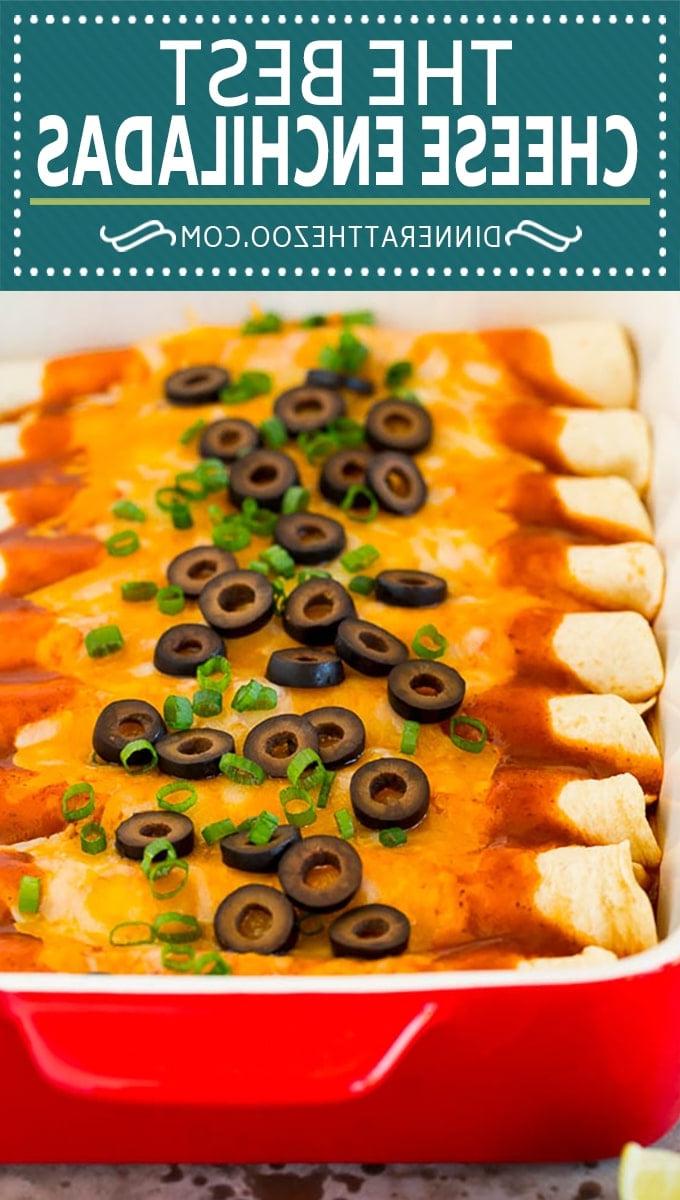Ein Blick auf die goldenen, geschmolzenen Käse-Enchiladas. Nahaufnahme von überbackenen Käse-Enchiladas mit geschmolzenem Käse und roter Soße, bereit zum Servieren.