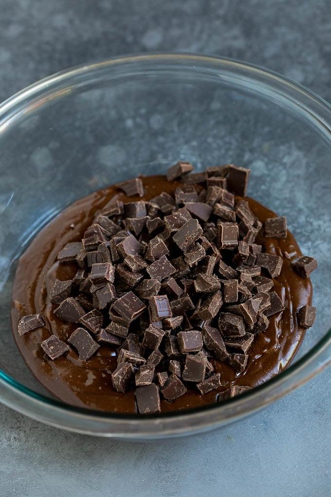 Brownie Cookies Rezept | Schokoladenkekse #kekse #brownies #schokolade #dessert #backen #abendessenimzoo Schokoladenteig mit vielen Schokostückchen obenauf, bereit zum Formen.