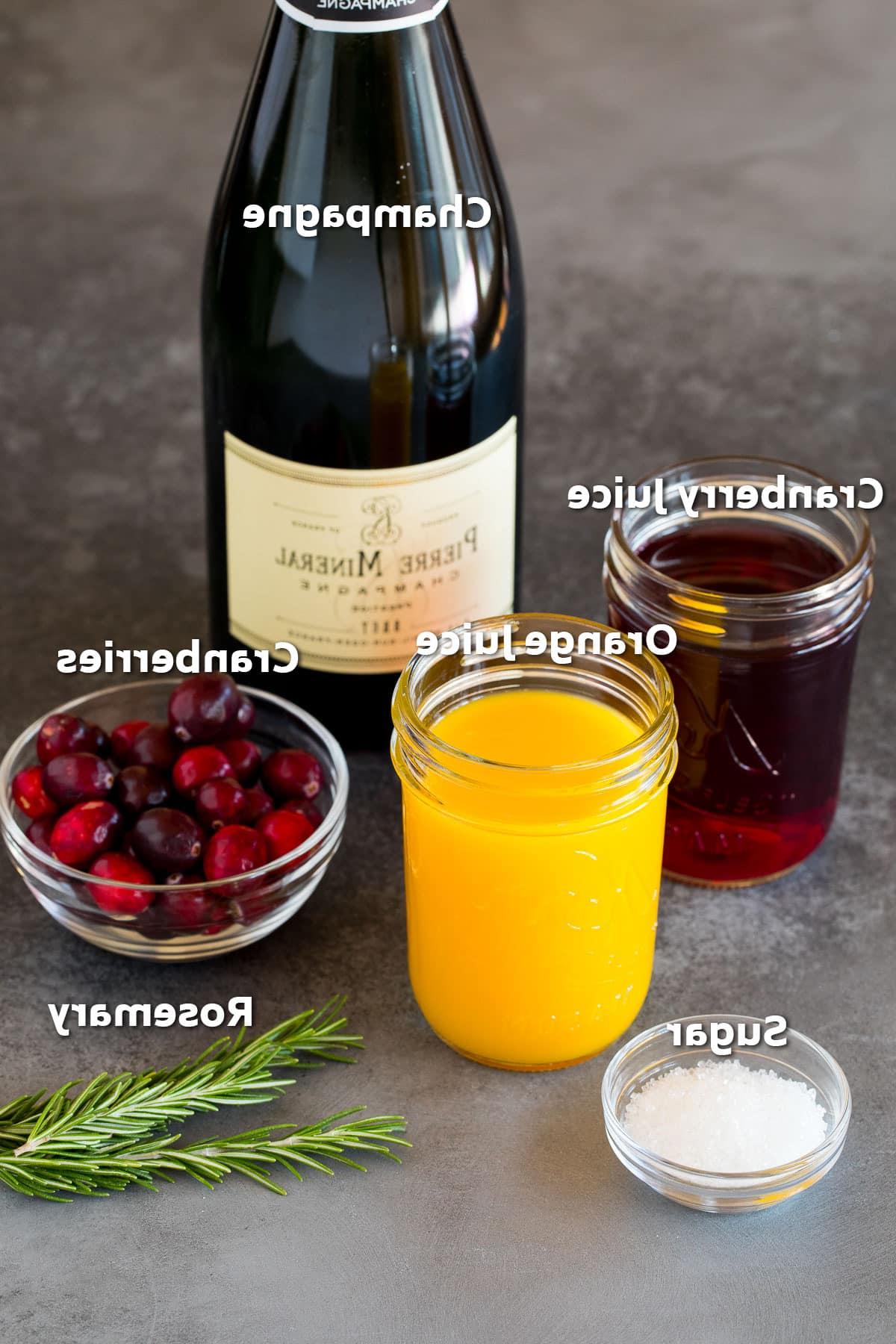 Preiselbeer-Mimosa 3 Zutaten wie Champagner, Preiselbeeren, Fruchtsäfte und Zucker.