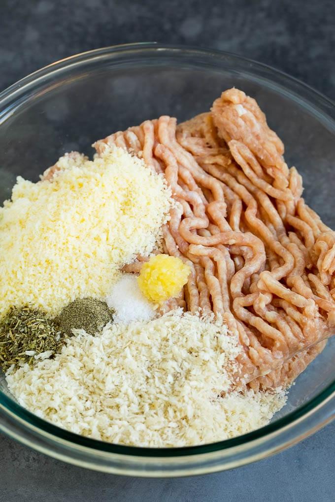Rezept für Hähnchenfrikadellen | Gebackene Fleischbällchen #hähnchen #fleischbällchen #abendessen #abendessenimzoo #wohlfühlessen Hähnchenhackfleisch, Kräuter, Semmelbrösel und Käse in einer Rührschüssel.
