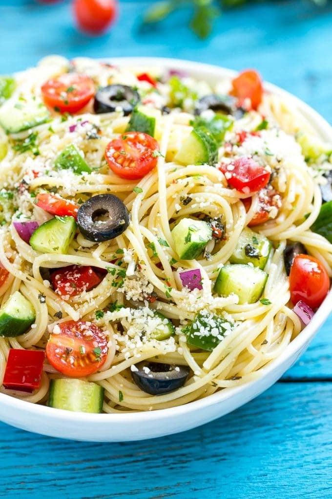 Spaghetti Salat Rezept | Nudelsalat | Partyrezept | Einfacher Nudelsalat #spaghetti #pasta #salad #ahurt Eine Schüssel Nudelsalat mit Gurken, Oliven und Parmesan.
