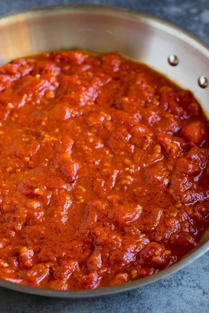 Hausgemachte Tomatensauce in einer Pfanne.
