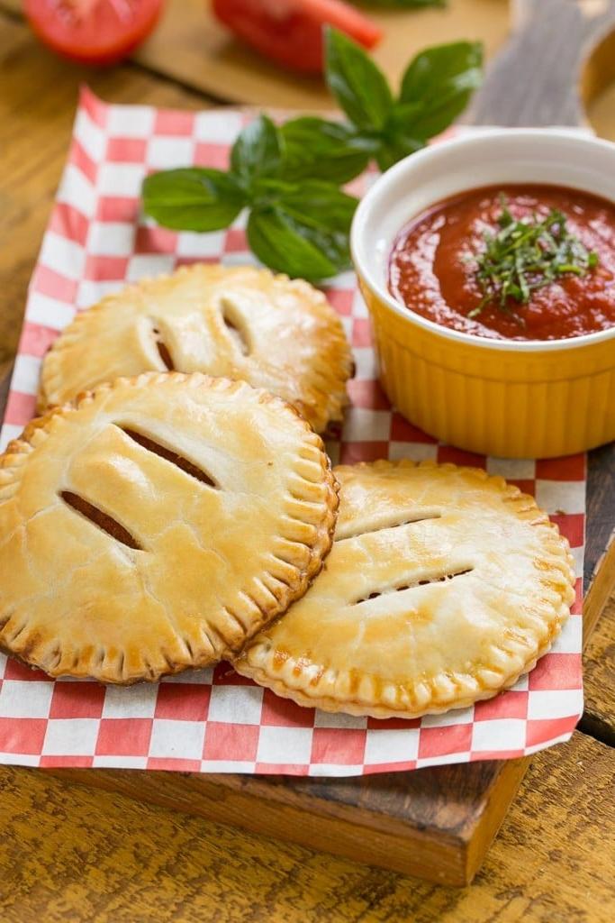 Diese hausgemachten Pepperoni Pizzataschen sind eine lustige Mahlzeit oder ein Snack und sind super einfach zuzubereiten - Ihre Kinder werden begeistert sein!