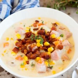 18 Schinkenreste-Rezepte 21 Eine Schüssel Schinken-Mais-Chowder, garniert mit Speck.