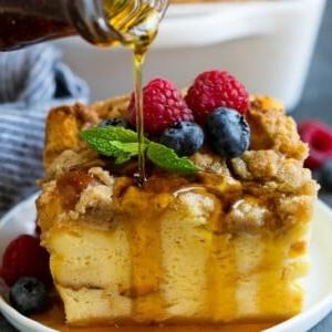 Ein Stück French Toast Auflauf mit Sirup darüber gegossen.