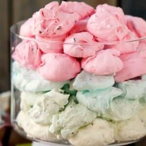 Ein Bild eines einfachen, narrensicheren Jello-Divinity-Desserts.