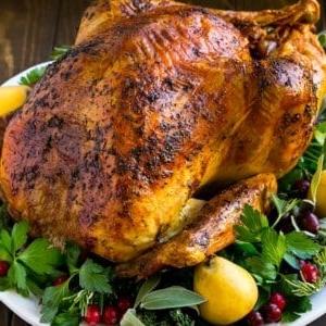 Ein ganzer Kräuter-Truthahnbraten ist ein beeindruckender Hauptgang für Thanksgiving oder Weihnachten.
