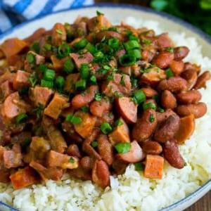18 Schinkenreste-Rezepte 22 Rote Bohnen und Reis mit Wurst, Schinken und Gemüse, garniert mit Kräutern.