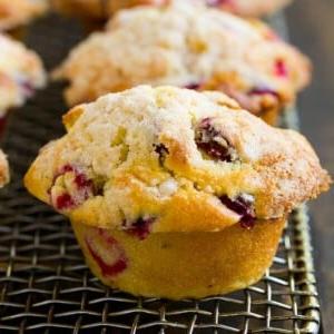 Gebackene Cranberry-Muffins, belegt mit Streuseln.