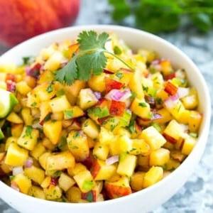 Dieses Rezept für Pfirsich-Salsa ist die ultimative Sommerbeilage. Saftige reife Pfirsiche, Kräuter und ein bisschen Jalapeño ergeben eine süße und würzige Salsa, die perfekt zu Chips, Fisch oder Hähnchen oder sogar auf einem Sandwich passt!