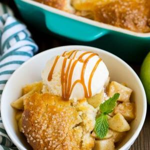 Apfel-Cobbler serviert mit Vanilleeis und Karamellsauce.