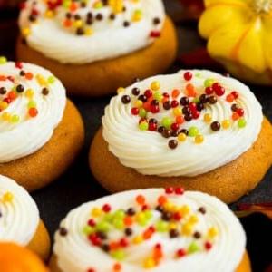 Kürbis-Kekse, belegt mit Frischkäse-Frosting und herbstlichen Streuseln.