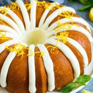 Ein Zitronen-Gugelhupf, belegt mit Frischkäse-Frosting und Zitronenschale.
