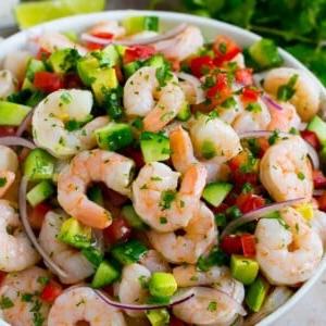 Eine Schale Garnelen-Ceviche, mariniert in Zitrusfruchtsaft mit Tomate, Avocado, Koriander und Jalapeño.
