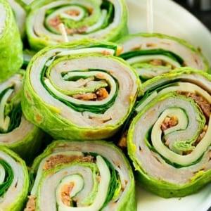 Diese Truthahn-Roll-ups sind Windrad-Sandwiches, gefüllt mit Käse, Avocado, Speck, Truthahn und Spinat.