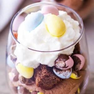 Ein Bild eines Mini-Eier-Brownie-Parfaits.