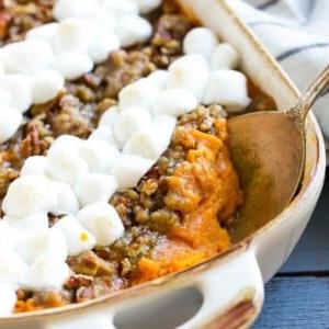 Dieses Rezept für einen Süßkartoffelauflauf mit Marshmallows besteht aus gestampften, gewürzten Süßkartoffeln, belegt mit sowohl einem Pekannuss-Streusel-Topping als auch vielen Mini-Marshmallows. Ein Feiertagsklassiker, der ein Familienfavorit ist!