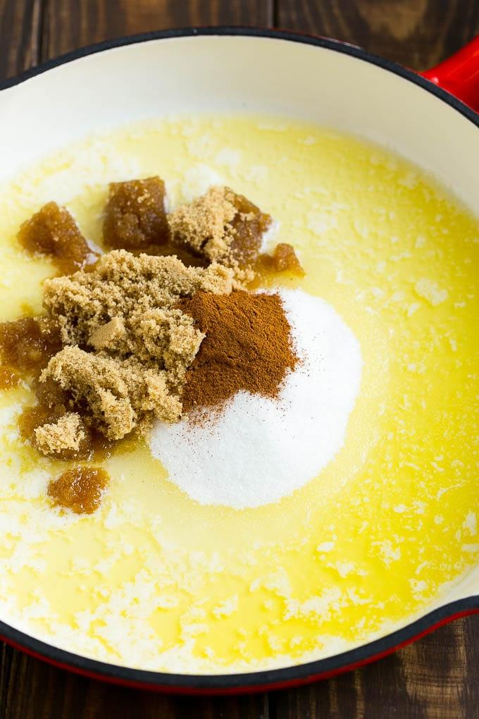Rezept für Gebratene Äpfel | Sautierte Äpfel | Zimt-Zucker-Äpfel | Eine Süße Beilage oder Dessert für den Herbst Butter, brauner Zucker, Kristallzucker und Zimt in einer Pfanne.