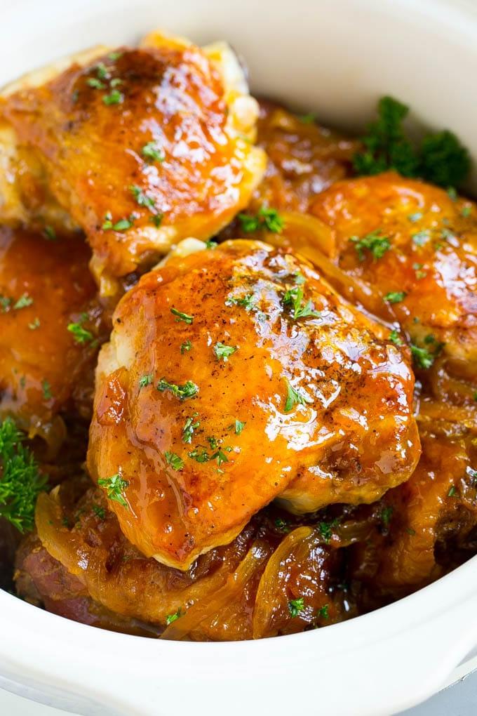 Nahaufnahme von Aprikosenhähnchen aus dem Slow Cooker, bestreut mit frischer Petersilie.