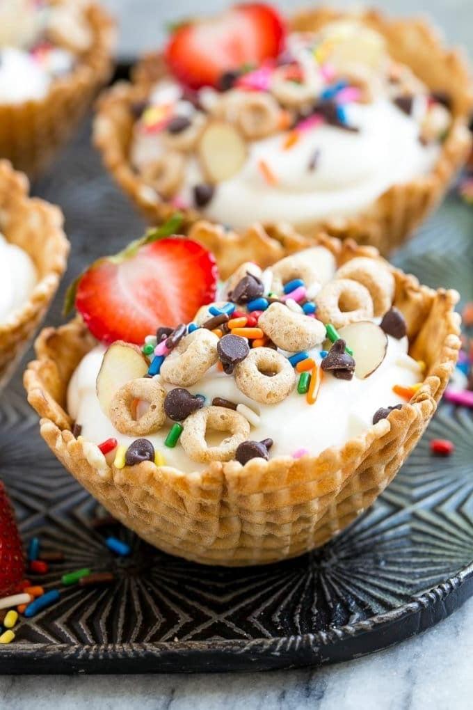 Frühstücks-Sundaes mit Waffelbechern, Joghurt, Streuseln und Schokoladenstückchen.