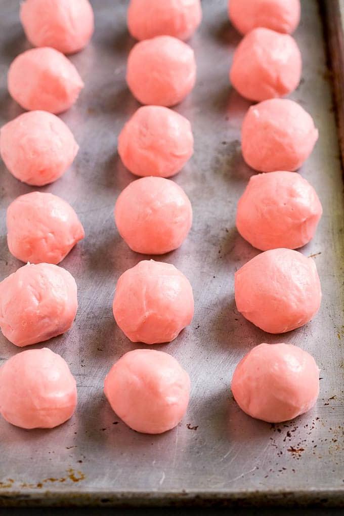 Schokolierte Kirschen Rezept | Kirsch-Pralinen | Kirsch-Bonbons #schokolade #süßigkeiten #dessert #kirsche #sweets #ahurt Mit rosa Fondant umhüllte Maraschino-Kirschen.