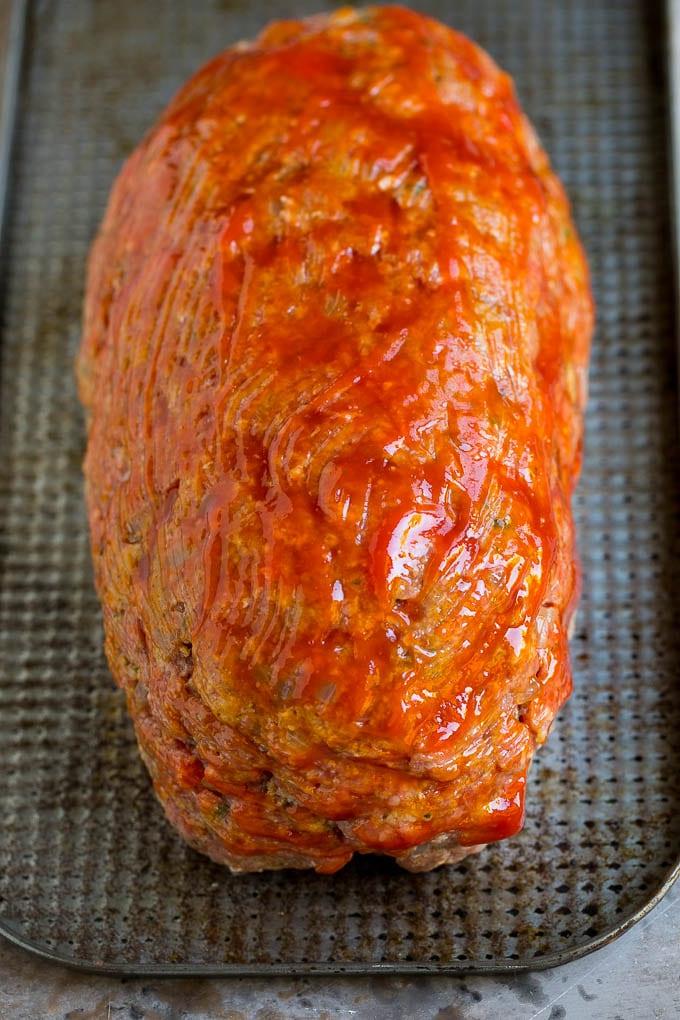 Hackbraten im Speckmantel Rezept | Rinderhackbraten #hackbraten #rindfleisch #rinderhack #speck #abendessen #abendessenimzoo Hackfleisch in Laibform und mit Ketchup bestrichen.