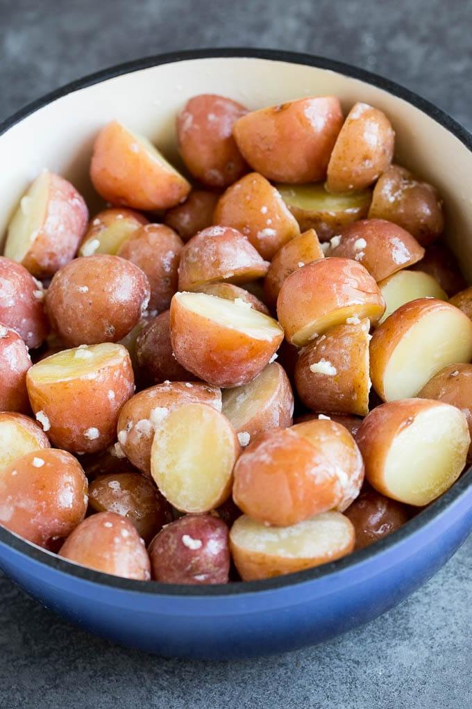 Diese Kartoffelpüree aus roten Kartoffeln sind zarte Kartoffeln, kombiniert mit Knoblauch, Butter und Gewürzen, um eine einfache und doch völlig befriedigende Beilage zu schaffen. Gekochte Kartoffeln, überzogen mit Sahne, Butter und Knoblauch.