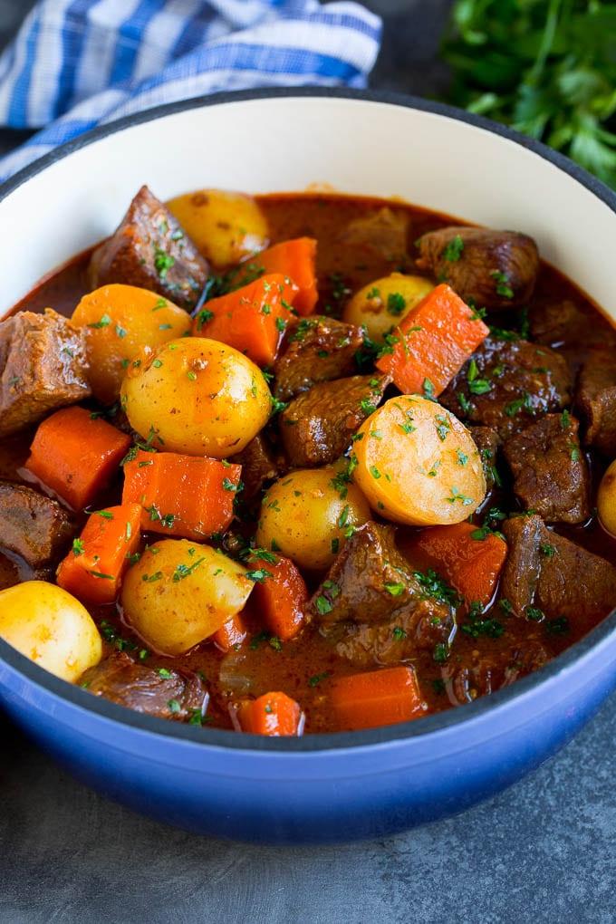 Irischer Eintopf mit Bier, zartem Rindfleisch, Karotten und Kartoffeln.