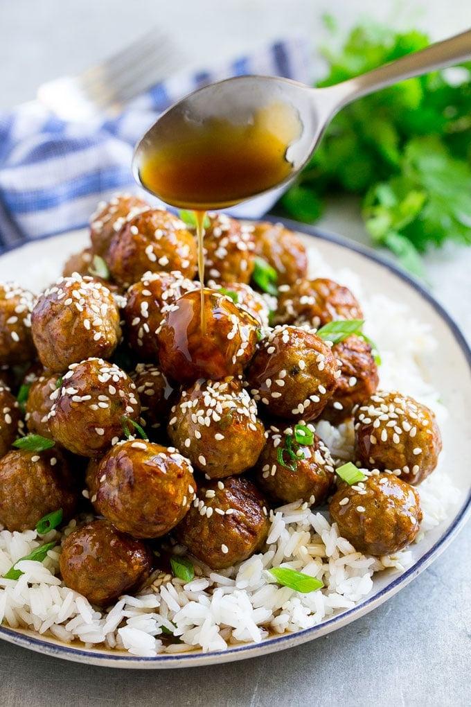 Teriyaki Hackbällchen Rezept | Asiatische Hackbällchen | Einfaches Hackbällchen Rezept | Vorspeisen Hackbällchen #hackbällchen #teriyaki #rindfleisch #reis #abendessen #abendessenimzoo Ein Löffel voller glänzender Teriyaki-Soße wird über einen Berg von saftigen Hackbällchen gegossen, die auf einem Bett aus lockerem Reis liegen – ein Anblick zum Reinbeißen.