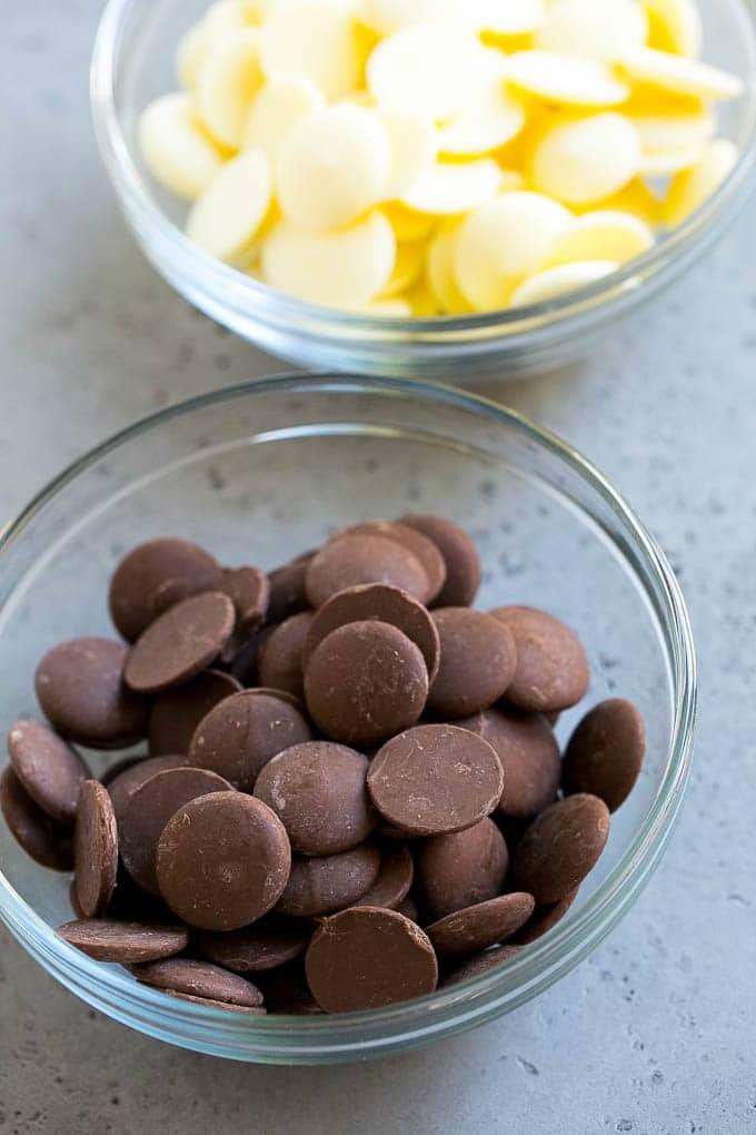 Schoko-Oreos Rezept | Oreo Kekse | Schokoladenüberzogene Oreos #oreo #kekse #schokolade #streusel #dessert #ahurt Dunkle und weiße Kuvertüre-Drops in Schüsseln.